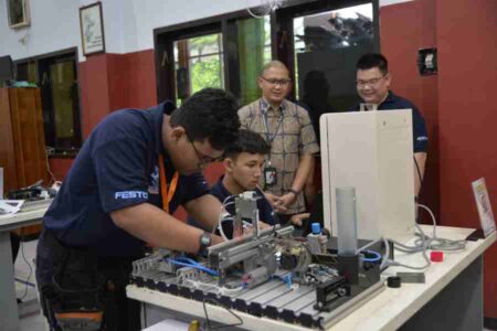 Jatim Targetkan Hattrick Juara Umum, 1.871 Siswa Adu Skill di LKS Dikmen 2025 Foto BeritaJatim.com