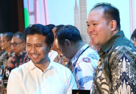 PT Sun Paper Source Terima Penghargaan Beritajatim Award 2025 Foto BeritaJatim.com