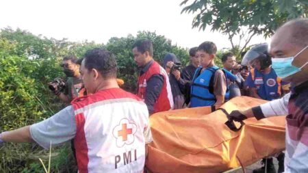 Mayat Pria Ditemukan Mengambang di Sungai Ngotok Mojokerto Foto BeritaJatim.com