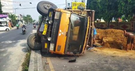 Truk Tronton Bermuatan Tanah Kaolin Terguling di Depan SPN Mojokerto Foto BeritaJatim.com