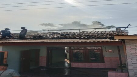 Korsleting Listrik Picu Kebakaran Hebat di Pengarang Bondowoso, Kerugian Capai Rp50 Juta Foto BeritaJatim.com