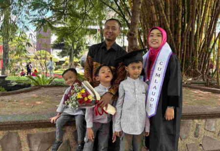 Mengatur Waktu Antara Anak, Kuliah, dan Kerja, Pramita Rahayu Raih Lulusan Terbaik Pascasarjana STIE Malangkuçeçwara Foto BeritaJatim.com