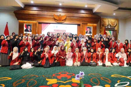 Khofifah Dorong Kepemimpinan Solutif di Simposium Immawati Nasional Foto BeritaJatim.com