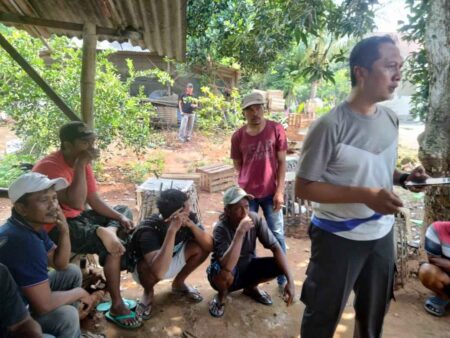 Sebanyak 17 Warga Gresik Diamankan Saat Asyik Judi Sabung Ayam di Warung Kopi Foto BeritaJatim.com