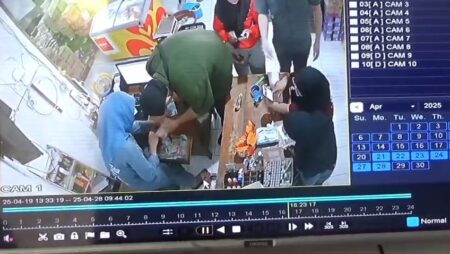 Gasak Laci Toko di PPST Mojokerto, Aksi 2 Bule Terekam CCTV Foto BeritaJatim.com