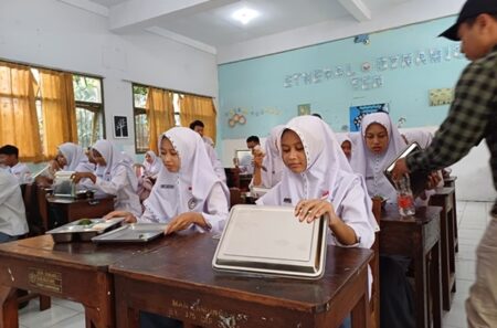 Program Makan Bergizi Gratis di Lamongan Diperluas, Disambut Antusias Pelajar dan Guru Foto BeritaJatim.com