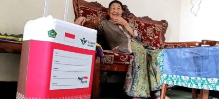 Menabung Puluhan Tahun, Tukang Pijat Asal Gresik Berangkat Haji di Usia 91 Tahun Foto BeritaJatim.com