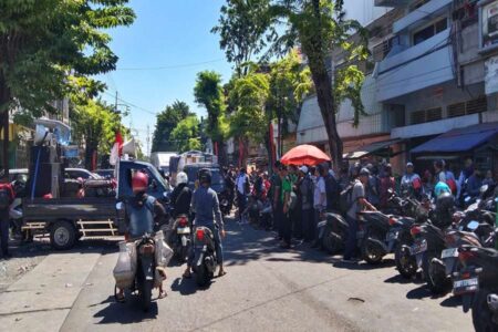 Karyawan PT Pakerin Demo Kantor Pusat dan Rumah Bos, Tuntut Kejelasan Nasib Foto BeritaJatim.com