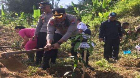 Forkopimda Kompak Hijaukan Kembali Area Tambang Pasir Gunung Kelud Blitar Foto BeritaJatim.com