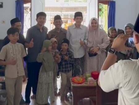 Gus Iqdam Keliling Kampung Pakai RX-King, Tetap Rendah Hati Meski Kiai Kondang Foto BeritaJatim.com