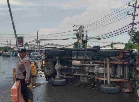 Truk Box Terguling di Jalan Daendels Pantura Gresik, Diduga Ngebut di Jalan Licin Foto BeritaJatim.com