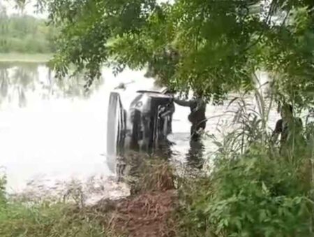 Kecelakaan Kembali Terjadi di Jalan Raya Pantura Gresik, Kali Ini Mobil Tercebur Tambak Foto BeritaJatim.com