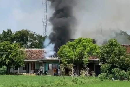 Rumah Merangkap Tempat Servis Komputer di Ngawi Ludes Terbakar, Satu Korban Luka Bakar Foto BeritaJatim.com