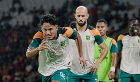 Dibalik Strategi Unik Pelatih Persebaya saat Tahan Imbang Persija Foto BeritaJatim.com