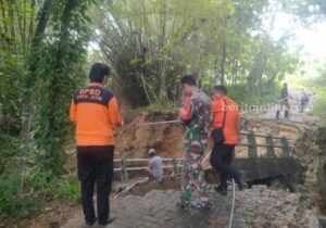 Jembatan Penghubung Antar Dusun di Pamekasan Ambruk Foto BeritaJatim.com