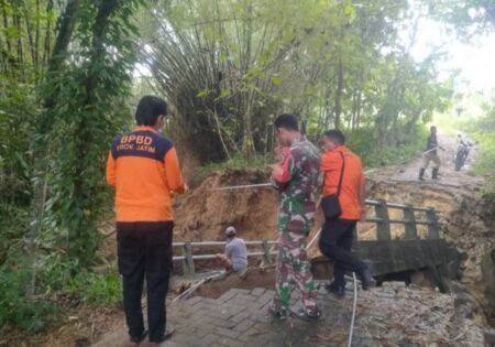 Jembatan Penghubung Antar Dusun di Pamekasan Ambruk Foto BeritaJatim.com