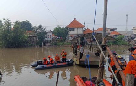 Ceburkan Diri di Sungai Kali Mas, Warga Bambe Gresik Belum Ditemukan Foto BeritaJatim.com