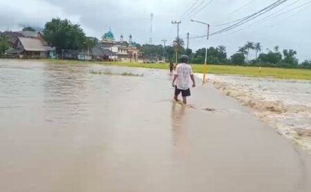 Banjir Landa Pulau Bawean Gresik Foto BeritaJatim.com