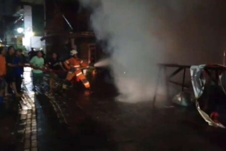 Kebakaran Rumah di Surabaya, Bapak dan Anak Tewas Foto BeritaJatim.com