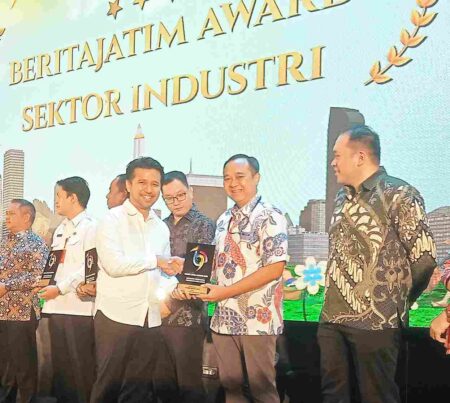 KEK JIIPE Raih Beritajatim.Com Award Sektor Penggerak Investasi Industri Foto BeritaJatim.com