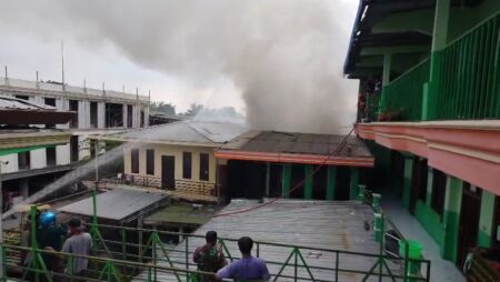 Gudang Rongsokan di Mojokerto Terbakar, Merembet ke Kamar Santri Foto BeritaJatim.com