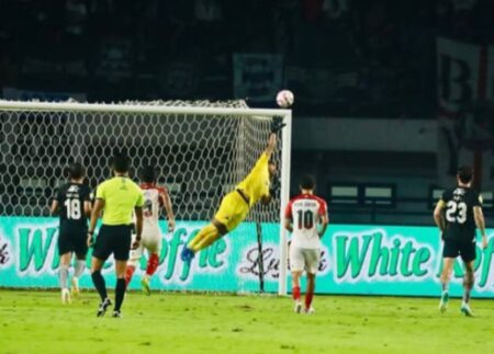 Kiper Madura United Antisipasi Lini Serang Arema FC Foto BeritaJatim.com