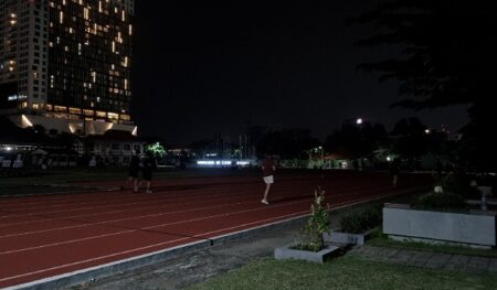 Lapangan Internasional Ini Gelap, Atlet dan Warga Resah Foto BeritaJatim.com