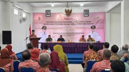 Bupati Mojokerto Salurkan Bantuan ke 14 Kelompok Tani, Berikut Rincian Bantuannya Foto BeritaJatim.com