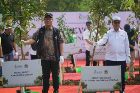 Peringati Hari Bumi, PT Pupuk Indonesia Utilitas Tanam 500 Pohon di Gresik Foto BeritaJatim.com