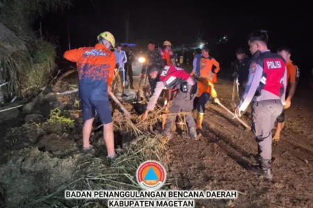 Pengendara Motor Terseret Tanah Longsor di Jalan Tawangmangu-Plaosan Magetan Foto BeritaJatim.com