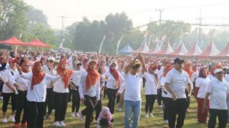 Ribuan Warga Antusias Ikuti Senam Massal Bersama Bupati Mojokerto Foto BeritaJatim.com
