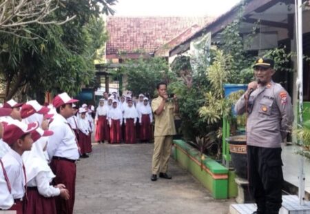 Sasar Pelajar, Polres Pamekasan Gencar Sosialisasi Tertib Lalin. Ada Apa? Foto BeritaJatim.com