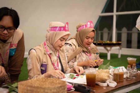 Kawan Ayu Ajak Perempuan Muda Rawat Bumi Lewat Kolase Daun dan Aksi Sosial Foto BeritaJatim.com