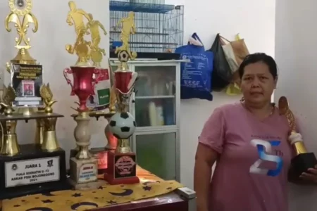Dari Cucuran Keringat Buruh Cuci Baju, Ibu Asal Bojonegoro Antar Anaknya ke Piala Dunia U17 Foto BeritaJatim.com
