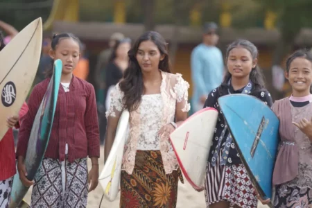 Salini Rengganis, Ombak dan Kebaya: Semangat Kartini dari Pantai Selatan Foto BeritaJatim.com