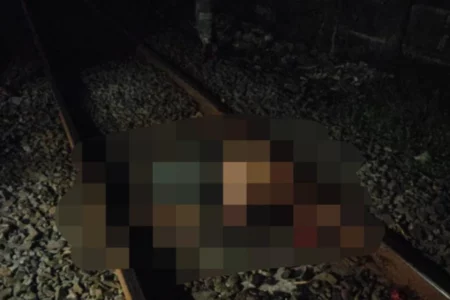 Mr X Meninggal Tertabrak KA di Perlintasan Kalibokor Kencana Surabaya Foto BeritaJatim.com