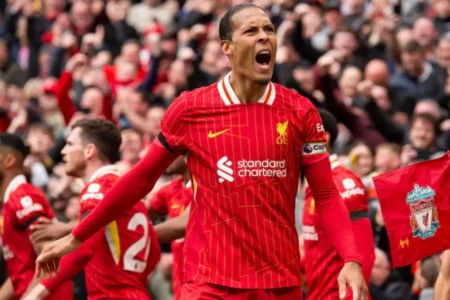 Salah dan Van Dijk Bersinar Usai Perpanjangan Kontrak, Liverpool Makin Dekat ke Trofi Premier League Foto BeritaJatim.com