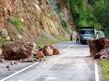 Batu Besar Timbun Akses Jalan Pacitan-Ponorogo Foto BeritaJatim.com