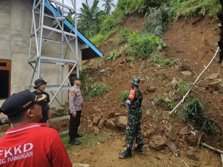Hujan Deras, Dua Rumah di Nawangan Pacitan Tertimbun Longsor Foto BeritaJatim.com