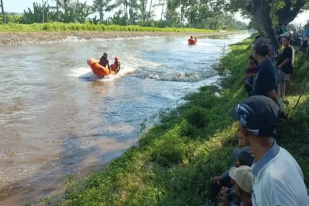 Seorang Pria Dilaporkan Hilang Setelah Nyungsep di Sungai Bondoyudo Lumajang Foto BeritaJatim.com
