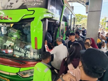 Puncak Arus Balik Lebaran, Ribuan Pemudik Tinggalkan Ponorogo dari Terminal Seloaji Foto BeritaJatim.com