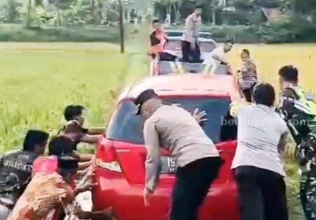 Mobil Pemudik Terjebak di Persawahan Ponorogo Foto BeritaJatim.com