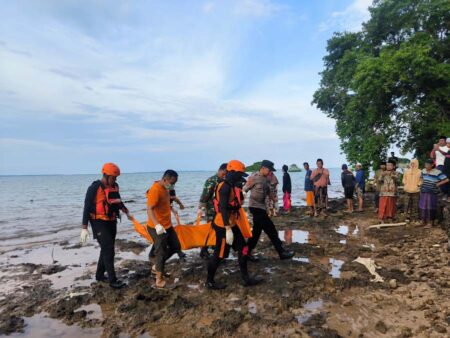 Mayat Tanpa Kepala Ditemukan di Pesisir Pantai Desa Poteran Talango Sumenep Foto BeritaJatim.com
