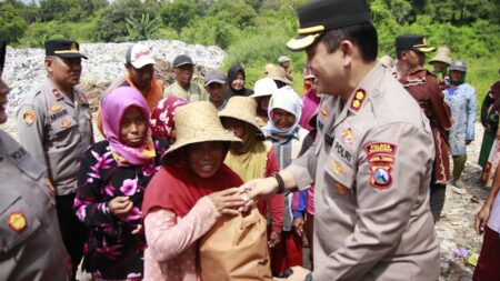 Polres Sumenep Bantu Pemulung di TPA Sampah Foto BeritaJatim.com