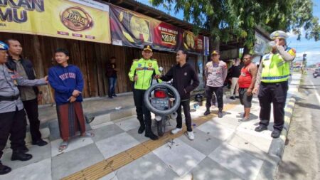 Polisi Ponorogo Bantu Perbaiki Motor Pemudik yang Mogok Foto BeritaJatim.com