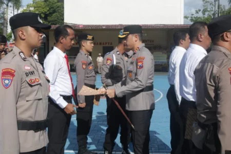 Di Tengah Isu Tak Sedap, Kapolres Pacitan Beri Penghargaan kepada Anggota Berprestasi Foto BeritaJatim.com