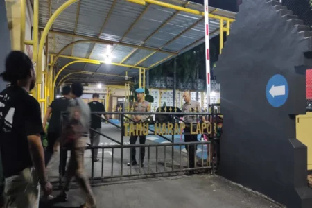Situasi Pasca Penangkapan Terduga Teroris Berangsur Pulih, Mapolres Pacitan Masih Dijaga Ketat Foto BeritaJatim.com