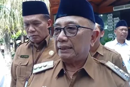 Demo Jalan Rusak, Bupati Blitar: Warga Harus Paham Perbaikan Butuh Dana Foto BeritaJatim.com