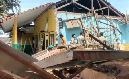 Ruang Guru SDN Pakis 01 Jember Roboh Foto BeritaJatim.com