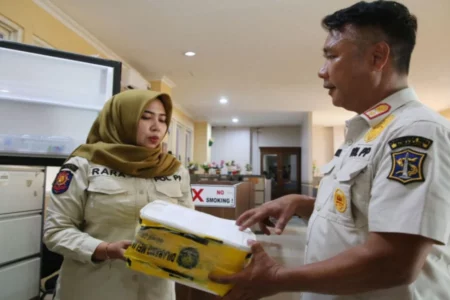 Satpol PP Surabaya Gandeng BPOM Selidiki Es Krim Diduga Campur Alkohol Foto BeritaJatim.com